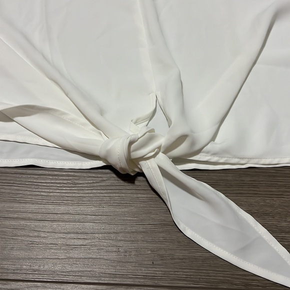 V-neck white blouse - Picture 3 of 5